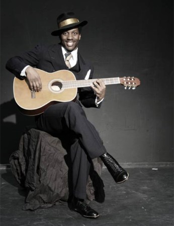 Robert Johnson. Fue cantante, compositor y guitarrista estadounidense de blues, el cual fue conocido como "El Rey del Delta blues". Su muerte es un tanto extraña, pero está relacionada con el consumo de alcohol. Se cuenta que fue envenenado con whisky por un marido celoso, dueño de un bar en el que Johnson actuaba.