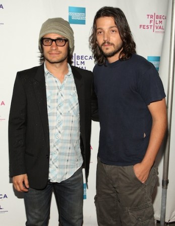 Cuando Diego y Gael presentaron en el 2009 "Rudo y Curso" en el Festival de Tribeca venían llegando de la boda de Salma Hayek en Venecia. Y al parecer casi tal como se bajaron del avión se presentaron en la premier pues lucían bastante desaliñados.