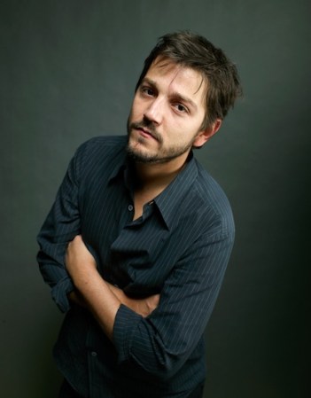 En este retrato tomado durante el Festival de Cine Sundance 2010, Diego Luna viste una camisa que contrarresta el resto de su look relajado.