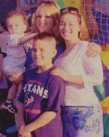 Jenni posa junto a su hijo Johnny y otros familiares.