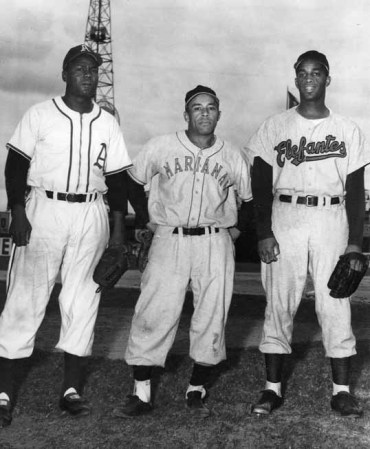 Tres grandes jugadores de las Ligas Negras que participaron en la Liga Profesional Cubana en los años 50's. De izquierda a derecha Lenox Pearson, Ray Dandridge y Joe Black.
