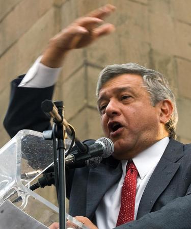 Lopez Obrador escribió lo siguiente, "Exijo al mitómano de Calderón que demuestre que Chávez financió nuestra campaña en 2006, como se lo dijo al director de inteligencia de EU".