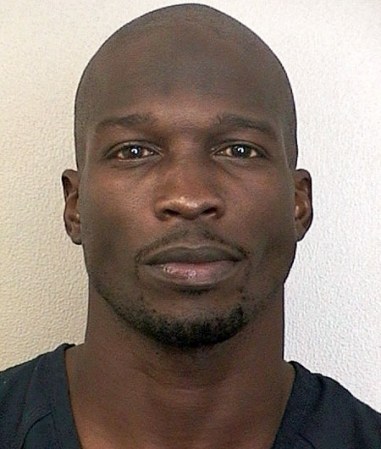 FORT LAUDERDALE, FL: En esta foto provista por la policía del condado de Broward County, Sheriff's Office, el jugador de la NFL, Chad Ochocinco Johnson fue arrestado por violar su libertad condicional por abuso doméstico.