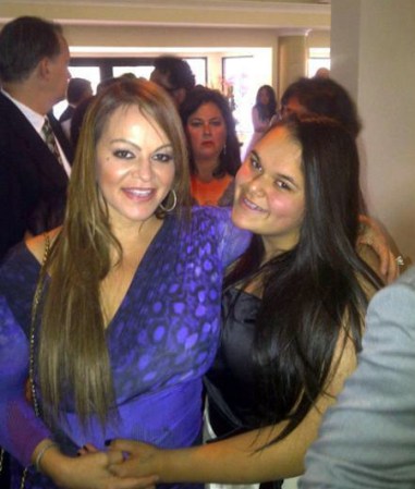 Jenni Rivera en una fiesta con su hija menor Jenicka.