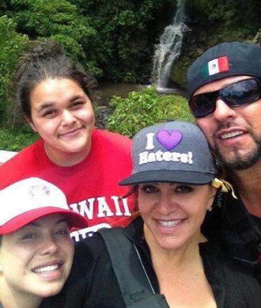 La diva de la banda pasea por las calles con sus hijas Chiquis, Jenicka y su ex Esteban Loaiza.