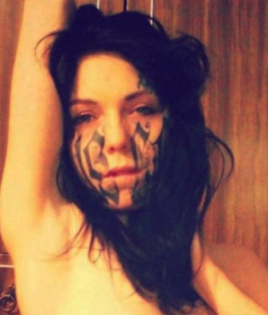Lesya Toumaniantz también se tatuó "Todo por Amor" encima de su ceja izquierda.