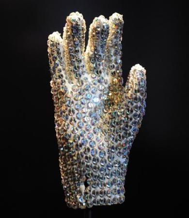 El famoso guante de brillantes de Michael Jackson que utilzó en Billie Jean en los Grammies de 1983m exhibido en Londres