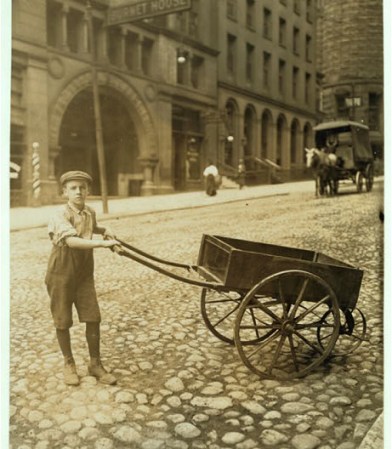 Niño "Cargador" en las calles de Chicago.