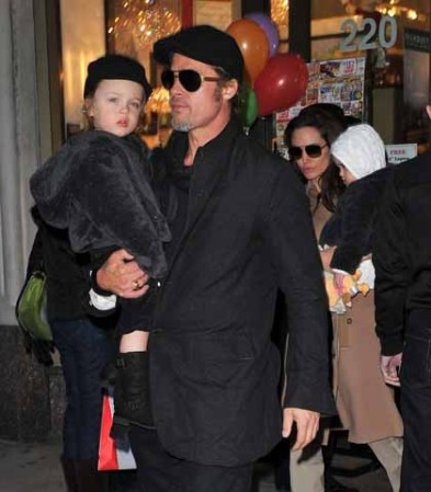 Brad Pitt con su niño Knox Jolie es de los papas mas papasitos de Hollywood