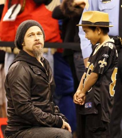 Brad Pitt en un juego de básquetbol con su hijo Maddox Jolie- Pitt