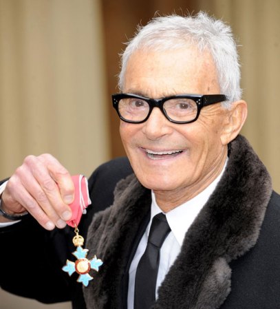 9 DE MAYO, 2012: El estilista de pelo británico Vidal Sassoon muere a los 82 años de leucemia.