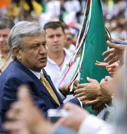 Durante los cuales Calderón se impuso ante su rival Andrés Manuel López Obrador por medio punto. Obrador aún sostiene que hubo fraude y exigió pruebas a Calderón de que Chávez financió su campaña mediante su cuenta de Twitter.
