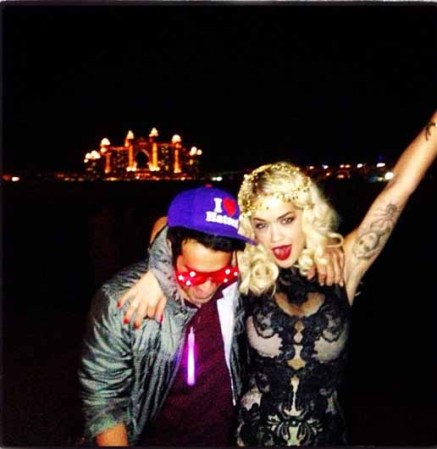 Rita Ora lo celebró así: "Ya es hora! Asombroso espectáculo! Es tiempo de divertirse! Nuevo año estilo árabe!