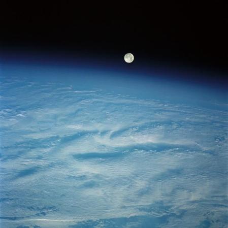 Foto de la Luna sobre el Océano Pacífico