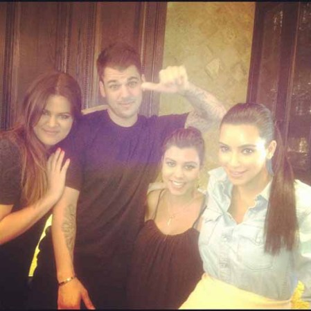 "Oh yeah oh yeah". Kim acompañada de sus hermanas Khloe y Kourtney y su hermano Rob.