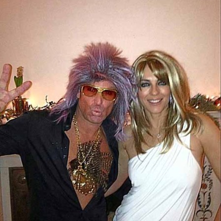 La actriz Elizabeth Hurley posteó esta imagen en twitter deseándoles feliz año nuevo a todos.