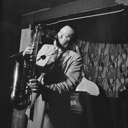 Lester Young, uno de los saxofonistas que revolucionaron el Jazz, falleció el 15 de marzo de 1959 tras fallarle el corazón a causa de su adicción.
