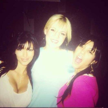 "Oldie but goodi", escribió al colgar esta imagen de hace varios años acompañada de sus hermanas Khloe y Kourtney.