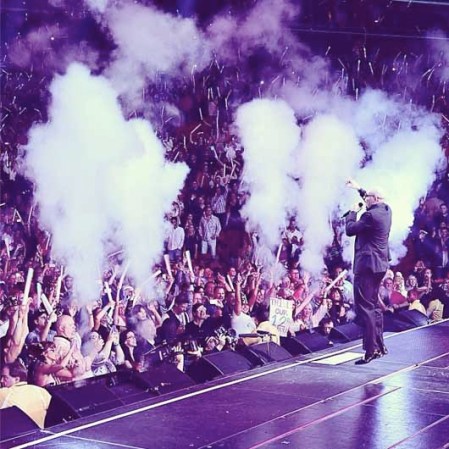 Con su estilo característico Pitbull le dijo adiós al 2012: Happy New Year!!! Mr. Worldwide, checking in, checking out. Goodnight. Dale!!!