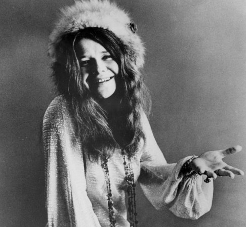Janis Joplin, cantante estadounidense, murió a la edad de 27 años a causa de una sobredosis de heroína mezclada con alcohol.