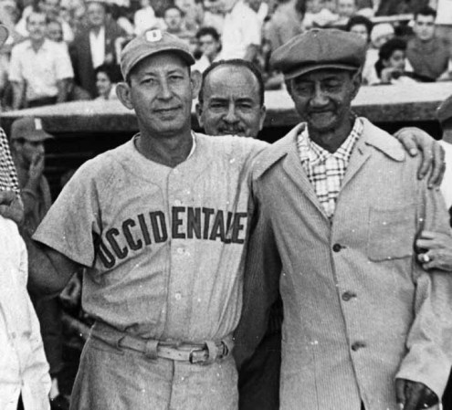 Los cuatro managers que dirigieron en la primera Serie Nacional en 1962 provenían del béisbol profesional o con experiencia de Grandes Ligas. En la imagen, Fermín Guerra, director de Occidentales, con otro legendario jugador de la era profesional, Pablo "Champion" Mesa.