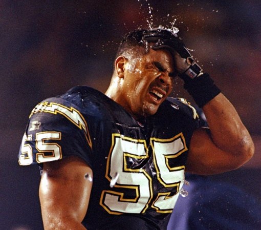 2 DE MAYO, 2012: Se suicida de un disparo Junior Seau, leyenda del "football" de la NFL, a los 43 años de edad.