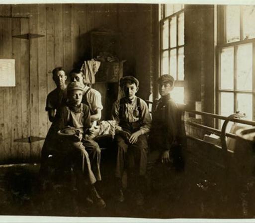 Niños toman un descanso en la fábrica.