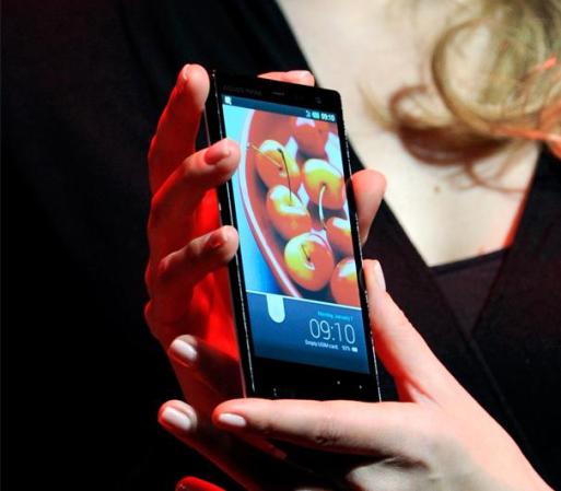 El teléfono inteligente Sharp Aquos Zeta SH-02E en el evento de electrónicos 2013 International CES, que se lleva a cabo en el Centro de Convenciones del Mandalay Bay en Las Vegas, Nevada.
