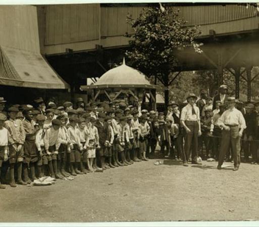 Alumnos de una escuela se preparan para una celebración patria.