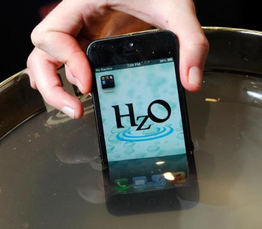 Un iPhone con tecnología HZO Waterblock en el evento de electrónicos 2013 International CES, que se lleva a cabo en el Centro de Convenciones del Mandalay Bay en Las Vegas, Nevada.