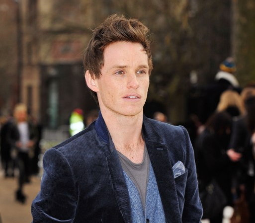 Si te gustan los bien vestidos, ¿qué tal el modelo y actor británico Eddie Redmayne?