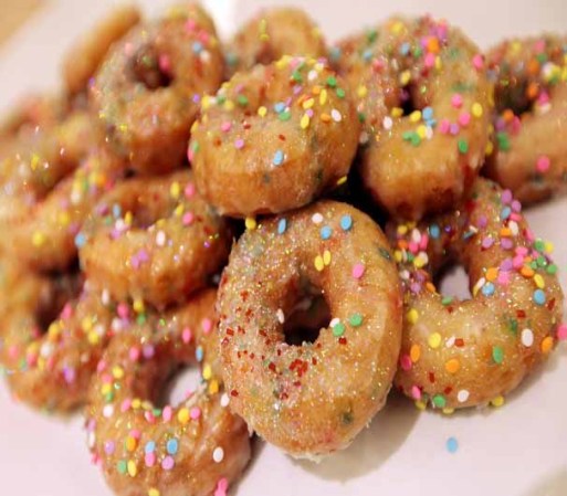 Durante la apertura del THE OUT NYC se brindaron donas con decoraciones multicolores.