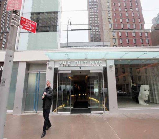3 DE MARZO, 2012: Dan apertura a hotel resort gay en la ciudad de Nueva York, The Out NYC. El innovador complejo promete dura competencia por sus amenidades y moderna estructura, he aquí las imágenes.