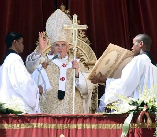Benedicto XVI hizo hoy un llamamiento para que en Siria cese el derramamiento de sangre y se emprenda "sin demora la vía del respeto, del diálogo y de la reconciliación", y pidió que se ayude a los refugiados que huyen de la violencia en ese país.