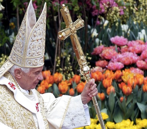 Ante más de 150,000 personas que llenaron en una mañana soleada, aunque con algunas nubes, la plaza de San Pedro del Vaticano, el papa pronunció el Mensaje Pascual en el que repasó la situación en el mundo y aseguró que la resurrección de Cristo devuelve al hombre toda su dignidad.