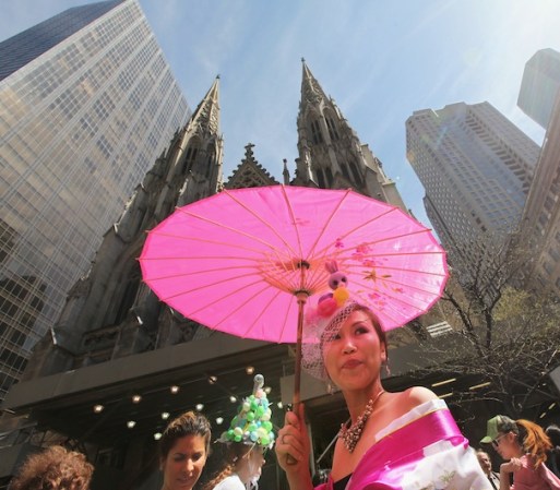 En Nueva York, la gente común y corriente festejó también sacando su ropa de primavera y extravagantes sombreros.