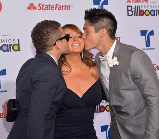 Jenni Rivera fue muy querida por sus compañeros de medio artístico, aquí aparece con Chino y Nacho en la última entrega de los Premios Billboard.