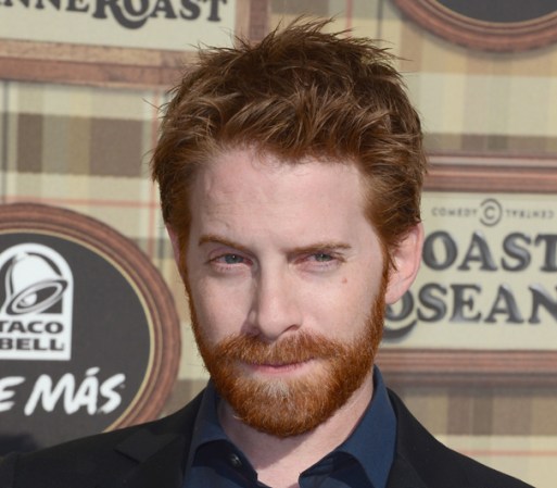 A Seth Green seguro lo has visto en más de una película, es muy bien parecido y esa barba le da mucho estilo.