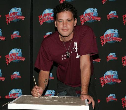 Corey Haim (1971-2010) fue un actor canadiense, conocido por su carrera en Hollywood como ídolo adolescente en los 1980. Tras una vida llena de excesos, murió a los 38 años. Aunque primero se dijo que fue por aparente por sobredosis, luego la autopsia determinó que fue por una pulmonía, aunque se encontraron fármacos en su organismo.