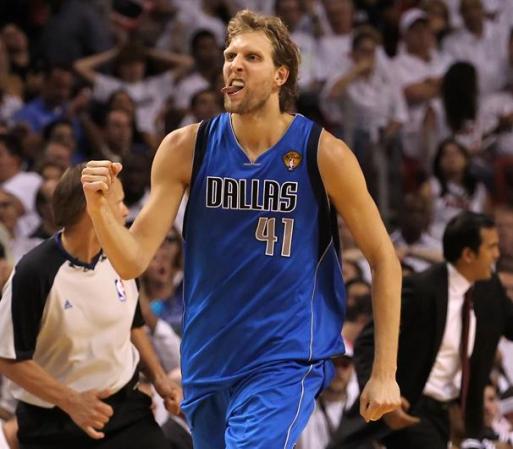 Dirk Nowitzki, de los Mavericks de Dallas, tienen una manera muy particular de celebrar sus tiros.