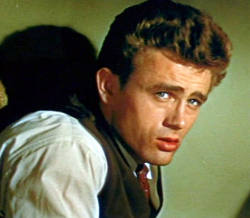 El actor estadounidense James Dean (1931-1955) saltó a la fama con la película “Rebelde sin causa”, y es ícono de las muertes trágicas de famosos jóvenes. A los 24 años, en pleno apogeo de su carrera, fue víctima de un accidente fatal mientras conducía su Porsche.