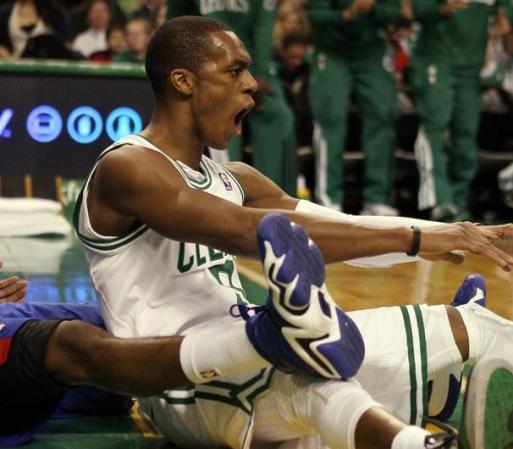 No sabemos si Rajon Rondo, de los Celtics de Boston, estaba estirándose o protestando. Pero no se ve de muy buen humor.
