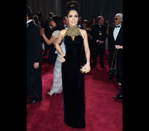 Salma lució su figura como nunca en este vestido negro de terciopelo y elaboradas aplicaciones doradas que cubrieron su cuello.