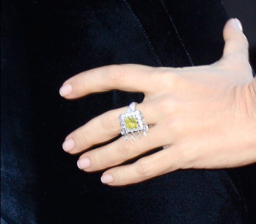 Salma lució un enorme anillo que paralizó el tránsito de la alfombra roja, pues incluía un raro diamante amarillo de cientos de miles de dolares.
