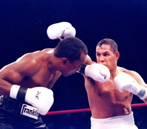 Héctor "Macho" Camacho le propina un golpe a Sugar Ray Leonard durante la pelea de Atlantic City, en Nueva jersey.