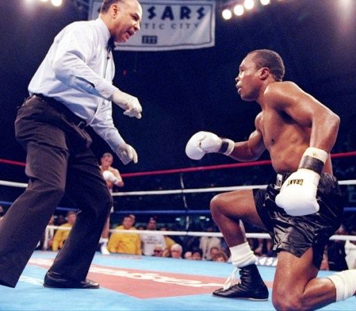 Sugar Ray Leonard trata de ponerse en pie frente al referí.