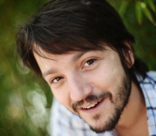 En este retrato tomado en Cannes, aunque con su ya habitual barba y bigote, así como cabello despeinado, Diego se ve bastante bien.