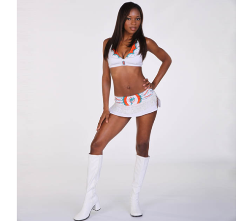 ABRIL 13, 2012 - A continuación te presentamos a las animadoras más sexys y voluptuosas. Algunas de las chicas apenas llevan un año con el equipo, pero otras alcanzan los cinco años respaldando al equipo. Ellas son las "cheerleaders" de los Miami Dolphins.<br />Aja. Nació en Miami, Florida. Vive en Miami Gardens y estudia Administración de Empresas.