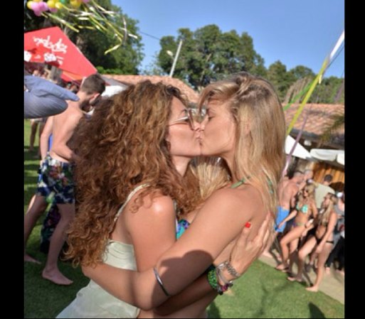 Bar Refaeli comenzó el verano del 2013 besando a su amiga Ona Elovitch, conocida figura del jet set internacional. Todo sucedió en medio de una alegre fiesta.
