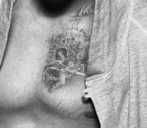 El futbolista aprovecha esta campaña de publicidad para lucir su más reciente tatuaje, en honor de su hija.